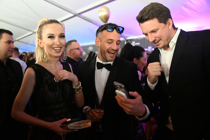 Sámer Issa a Lucie Junková při konverzaci s Karlem Kašákem.