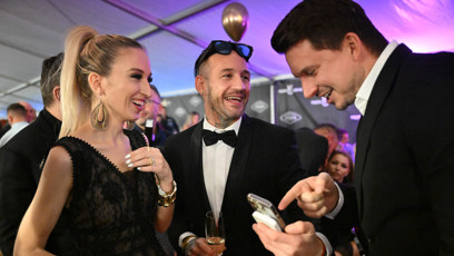 FOTO: Sámer Issa a Lucie Junková při konverzaci s Karlem Kašákem.