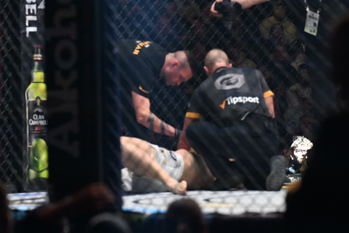 K Pájovi se seběhli zdravotníci.