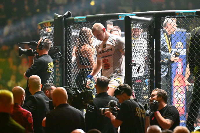 Poražený Pavel Tóth odchází z klece.