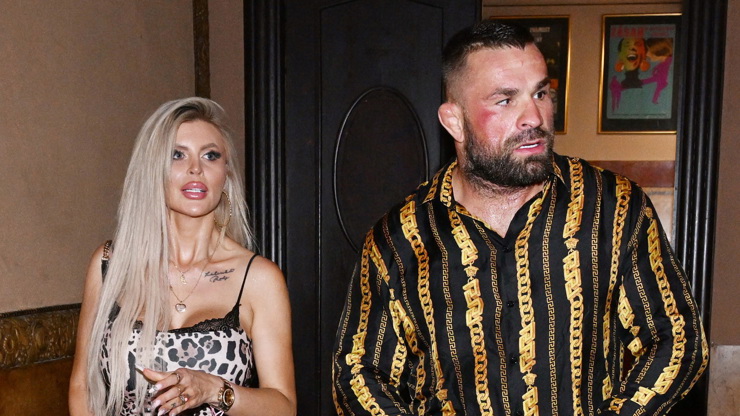 Lela Ceterová s manželem Karlosem Vémolou na premiéře. 