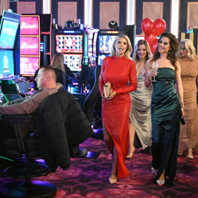 Lenka se připojila k dámské partičce Lely.