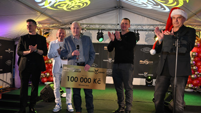 FOTO: Ve Vestci se předával šek.