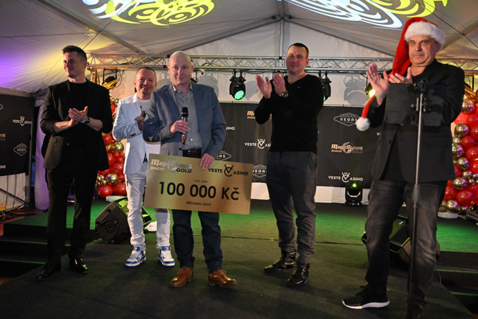 Ve Vestci se předával šek.