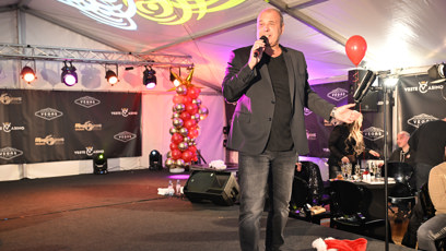 FOTO: Moderoval a bavil lidi.