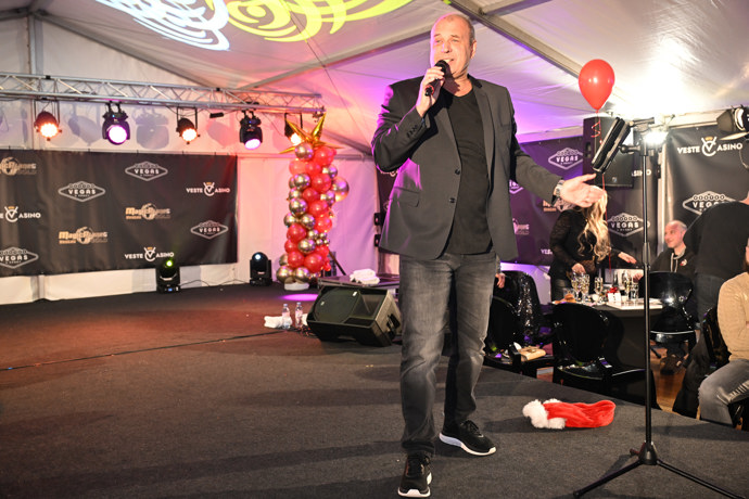 Moderoval a bavil lidi.