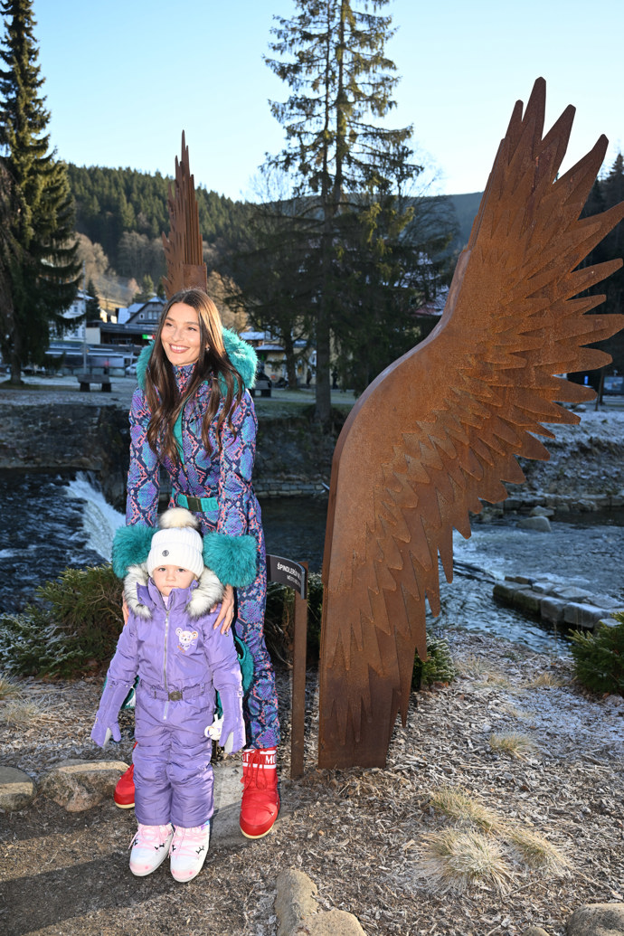 Nikol Švantnerová dorazila do Špindlu se svou dcerou.