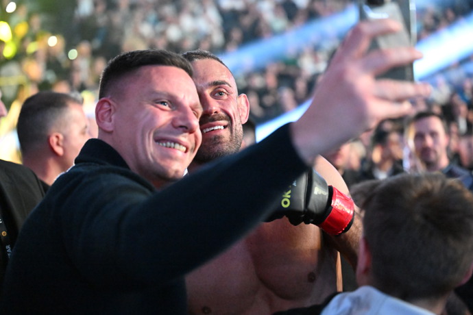 Ondřej Raška se po zápase fotil s fanoušky.