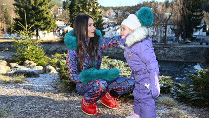 FOTO: Nikol Švantnerová sundala čepičku své dcerce.