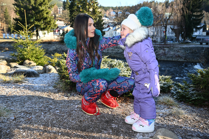 Nikol Švantnerová sundala čepičku své dcerce.