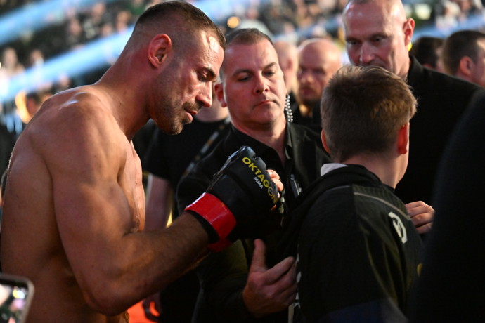 Ondřej Raška po výhře rozdával podpisy.