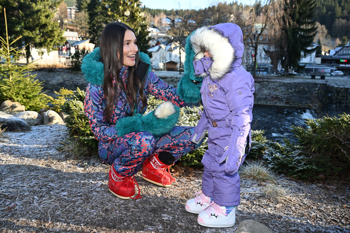 Nikol Švantnerová následně dceři nasadila kapuci.