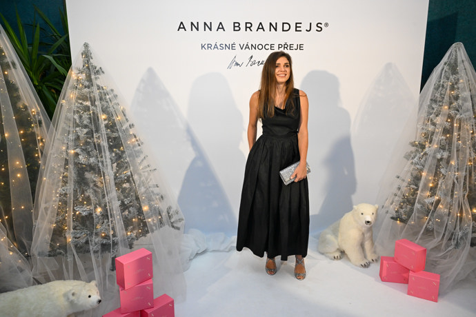 Denisa Pfauserová na vánočním večírku Anny Brandejs. 