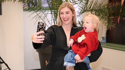 FOTO: Michaela Říbalová při focení se svou dcerkou Isabellou.