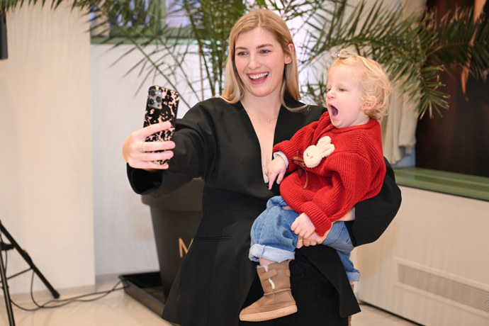 Michaela Říbalová při focení se svou dcerkou Isabellou.