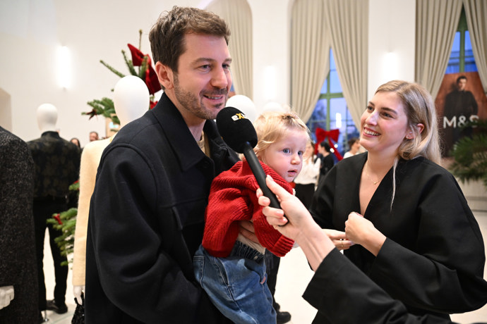 Petr a Michaela Říbalovi se svou dcerou Isabellou při rozhovoru pro eXtra.cz.