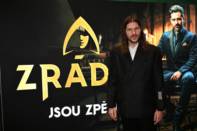 Pár na červeném koberci zářil štěstím.