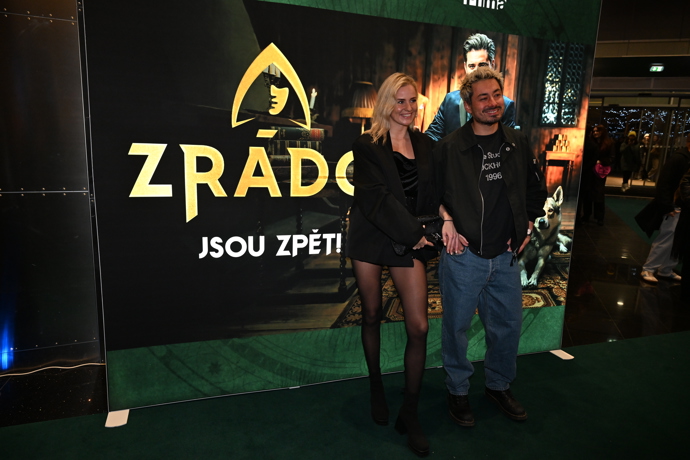 Mirai Navrátil dorazil s přítelkyní promítání finálové epizody Zrádců.