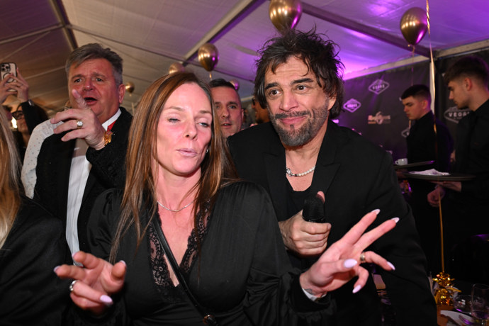 Sagvan to rozjel i pod pódiem.