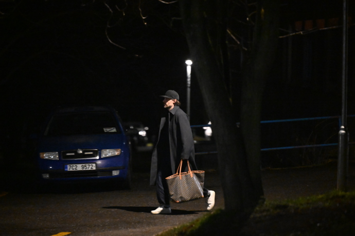 Leoš Mareš odcházel z nemocnice od Patrika Hezuckého k ránu.