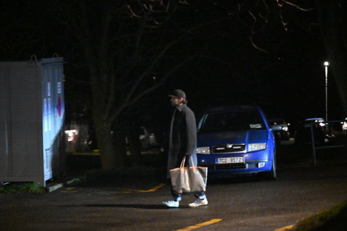 Leoš Mareš odcházel z nemocnice od Patrika Hezuckého k ránu.