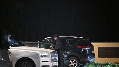 FOTO: Leoš Mareš odcházel z nemocnice od Patrika Hezuckého k ránu.