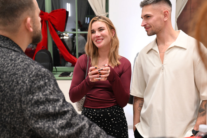 Konverzace mezi trojicí.