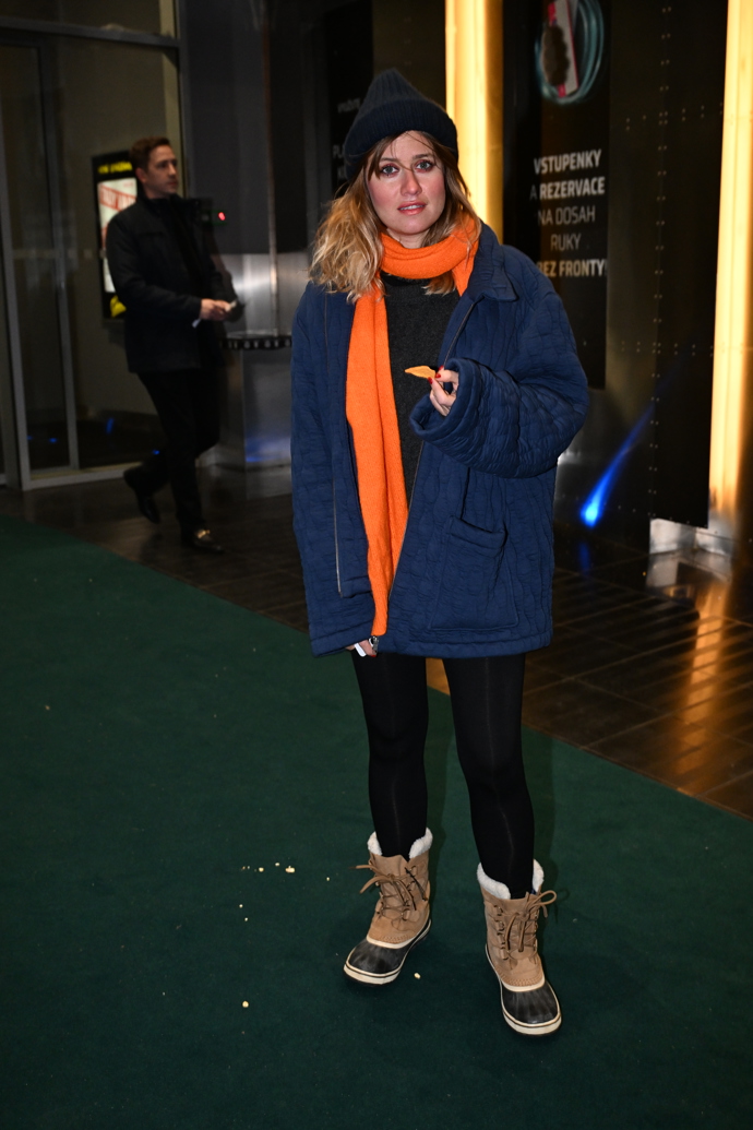 Zpěvačka Emma Smetana s brambůrkem v ruce.