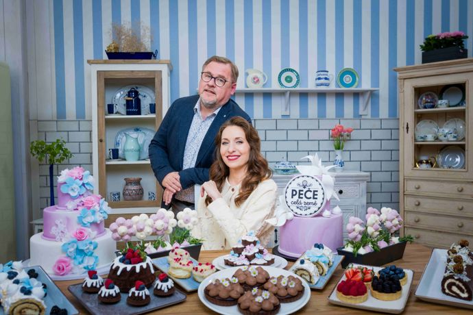 Čtvrtá řada pořadu Peče celá země startuje 3. ledna. Budou ho moderovat Václav Kopta a Tereza Bebarová.