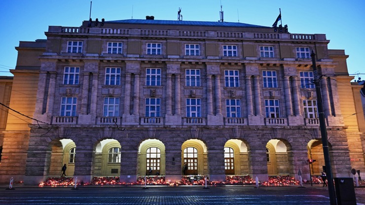 Filozofická fakulta je doslova v obležení svíček.