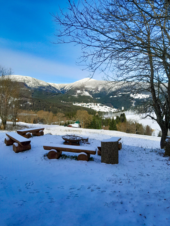 Krásná zasněžená krajina.