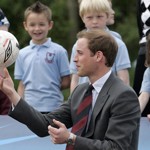 Blafuj jako Beckham a žongluj jako William. Princ z Walesu při fotbálku se žáky základní školy v Blackburnu roku 2008 předvedl, jak moc si rozumí s míčem. Anebo že by se po vzoru dánského kolegy Hamleta balonu ptal, zda být, či nebýt? Toť otázka...