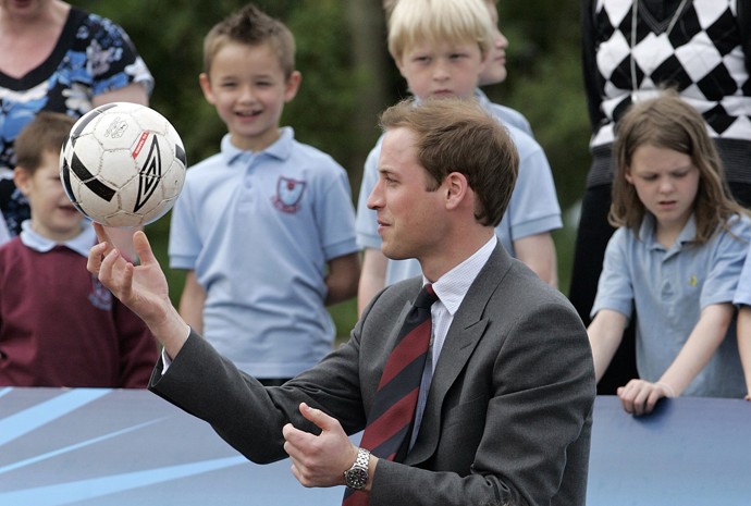 Blafuj jako Beckham a žongluj jako William. Princ z Walesu při fotbálku se žáky základní školy v Blackburnu roku 2008 předvedl, jak moc si rozumí s míčem. Anebo že by se po vzoru dánského kolegy Hamleta balonu ptal, zda být, či nebýt? Toť otázka...