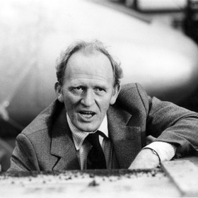 Herec Gordon Jackson trpěl na jevišti nebo i před kamerami velkou trémou. Svoji roli v seriálu Profesionálové stejně jako mnoho dalších ale zahrál s jistotou a důvěryhodně.