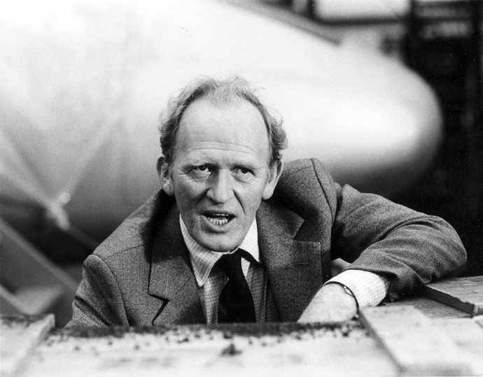 Herec Gordon Jackson trpěl na jevišti nebo i před kamerami velkou trémou. Svoji roli v seriálu Profesionálové stejně jako mnoho dalších ale zahrál s jistotou a důvěryhodně.