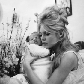 Brigitte Bardot měla jediného syna, Nicolase-Jacquese Charriera, jejich vztah byl ale velmi chladný.