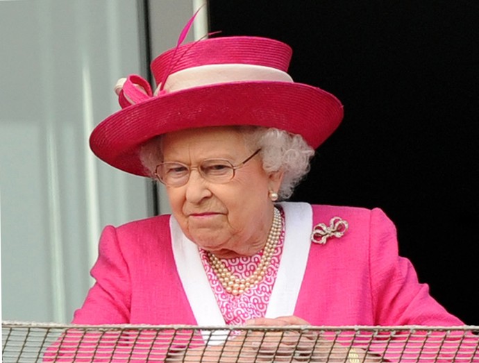 Dostihy, to je oblíbená kratochvíle královské rodiny. Výjimkou nebyla ani královna Alžběta II., kterou při Epsom Derby roku 2011 očividně nenadchl výsledek jejího favorita Carlton House.