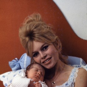 Sexuální ikona 60. let totiž přiznala, že se nikdy nechtěla stát matkou a chlapečka rostoucího jí v děloze označila ve svých pamětech za nádor.