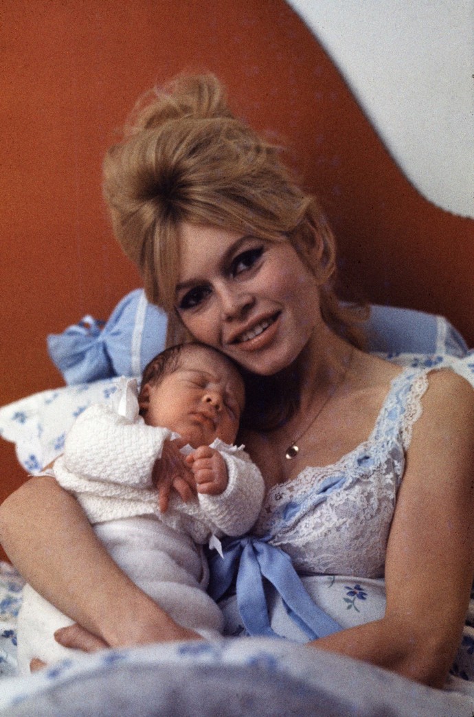 Sexuální ikona 60. let totiž přiznala, že se nikdy nechtěla stát matkou a chlapečka rostoucího jí v děloze označila ve svých pamětech za nádor.