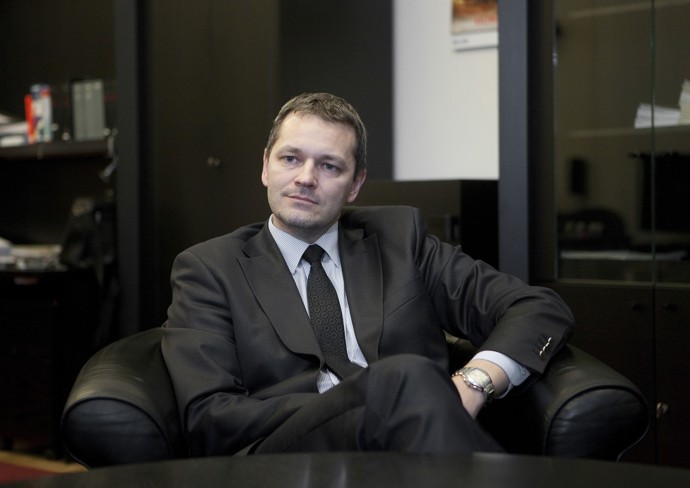 Vlastimil Rampula zastupuje Karlose Vémolu.