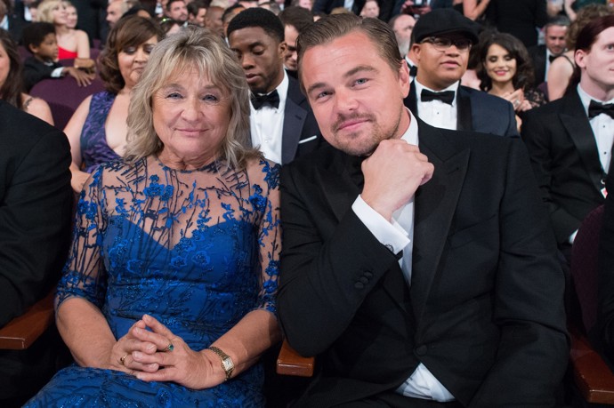 "Mama DiCaprio" Irmelin Indenbirken je Leovou životní oporou, často ji proto bere do společnosti, když zrovna není zadaný. Čas od času, třeba jako začátkem prosince v Los Angeles, ale vyvede i tátu s macechou, aby jim to nebylo líto.