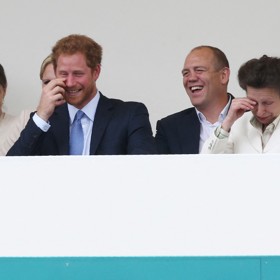 Naopak do smíchu bylo hned třem členům královské rodiny roku 2016 na streetparty před Buckinghamským palácem. Vsadíme trepky na to, že iniciátorem veselí v královské lóži nebyl nikdo jiný než známý šprýmař, princ Harry. I když Mike Tindall (druhý zprava) a princezna Anne (vpravo) také nejsou žádní svatoušci...