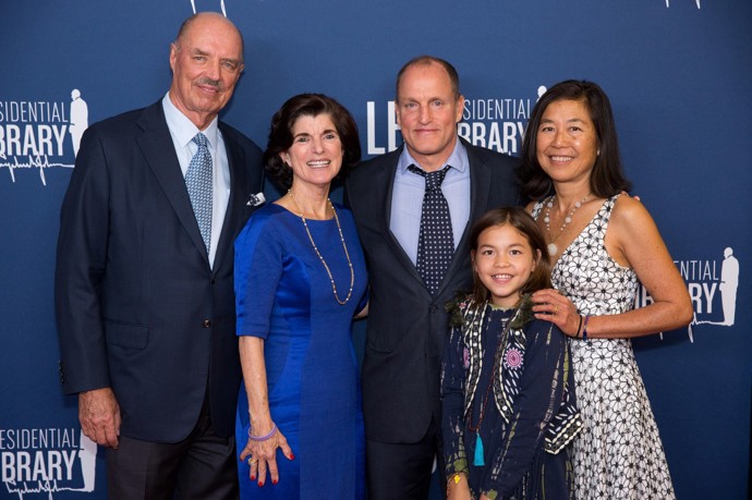 Devatenáctiletá Makani (druhá zprava) roste do krásy a už si po tátově boku zahrála ve dvou projektech. Na snímku z roku 2016 je jí deset let.