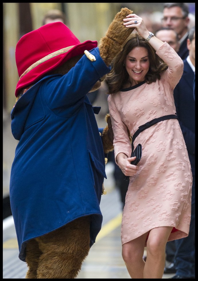 Já jsem královnou jiveu, mohla si na paddingtonském nádraží v Londýně zanotovat Kate Middleton, když ji roku 2017 vzal do kola místní maskot, medvídek Paddington.