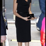 Meghan Markle v šatech Jackie O od značky Black Halo. V černé verzi je tento model prakticky dokonalými malými černými. Nechybí mu noblesa ani jistá neotřelost suplovaná asymetrickými ramínky.