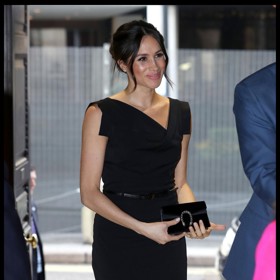 Meghan Markle v šatech Jackie O od značky Black Halo. V černé verzi je tento model prakticky dokonalými malými černými. Nechybí mu noblesa ani jistá neotřelost suplovaná asymetrickými ramínky.