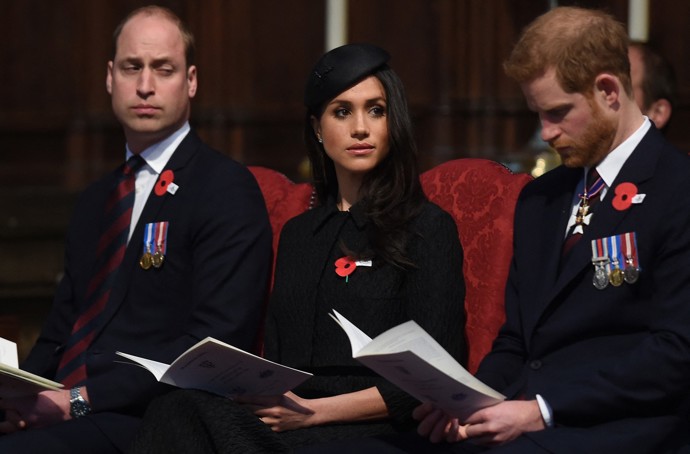 O poznání méně nadšení předvedl následník trůnu ve Westminsterské katedrále roku 2018 při pohledu na švagrovou Meghan Markle. Ale možná zdání klame a Will se jen chtěl ujistit, že Meghan má v ruce knížečku se stejným textem jako on.