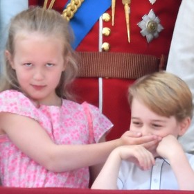 Dovolit si umlčet potenciálního krále, to chce pořádnou dávku odvahy. Na balkoně Buckinghamského paláce ji roku 2018 prokázala sedmiletá Savannah Phillips, když svého o dva roky mladšího prabratrance a druhého následníka trůnu, prince George, ztišila nekompromisním gestem.