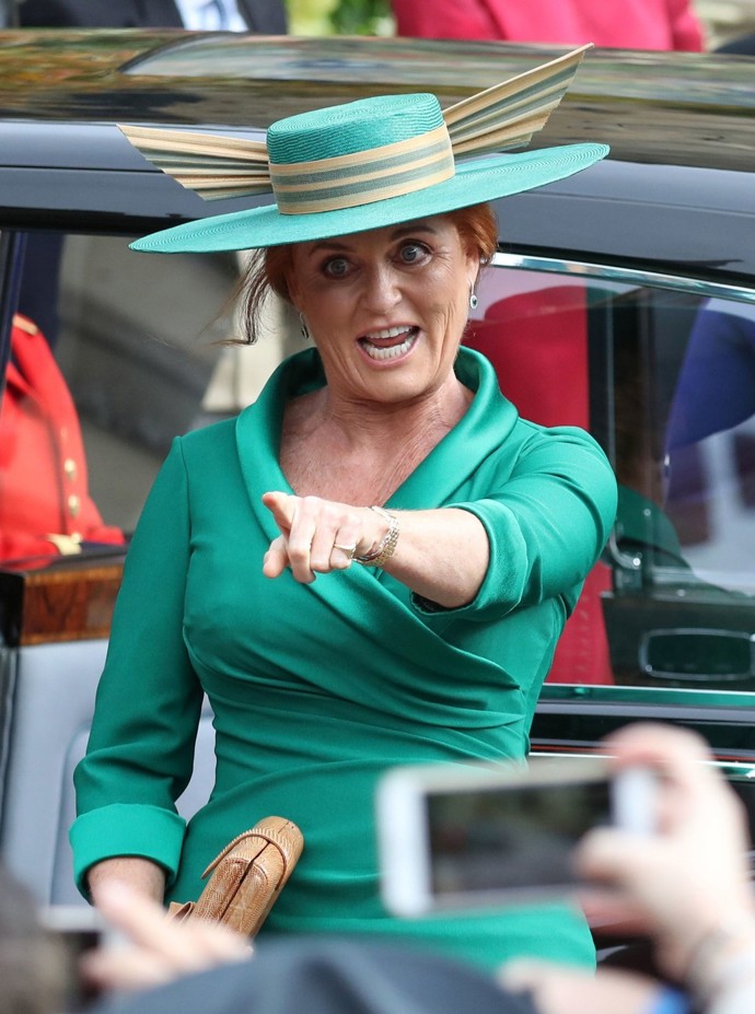 A matka nevěsty Sarah Ferguson nehodlala zůstat pozadu. Té sice nic neuletělo, zato nešetřila "nekrálovskými" gesty.
