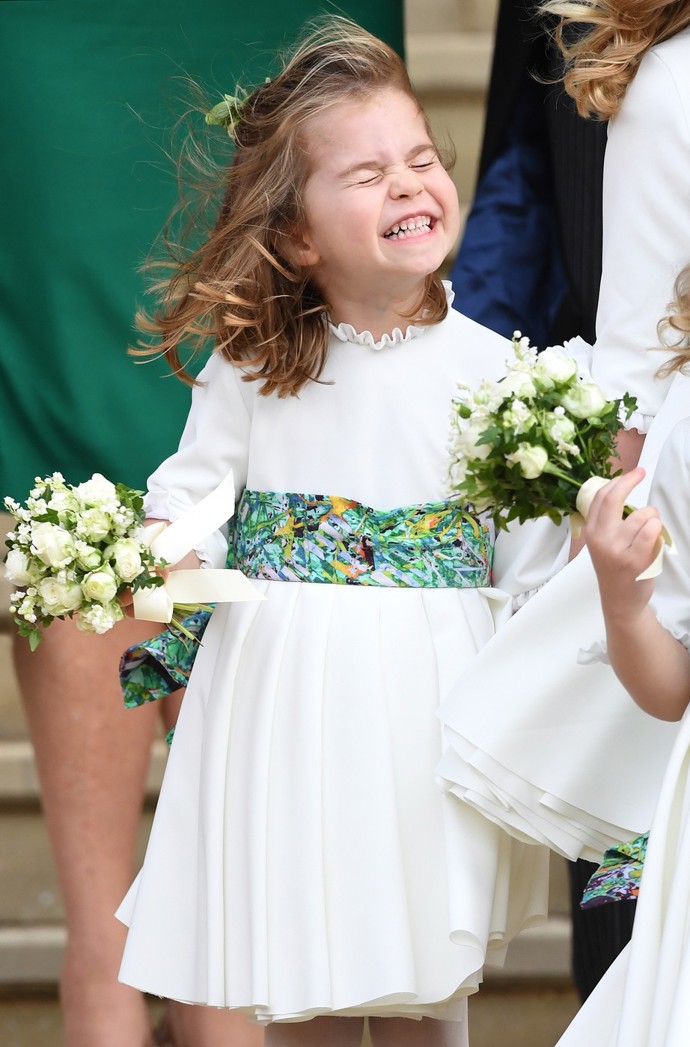Svatba princezny Eugenie v roce 2018 byla díky větrnému počasí bohatá na kuriózní snímky. O jeden se postarala družička, princezna Charlotte.